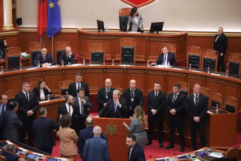 arnavutluk-meclisinde-gergin-anlar-nTRDKL2K.jpg